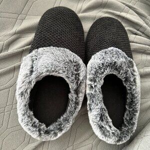 New Black Slide in Slippers Size 8  Nwt